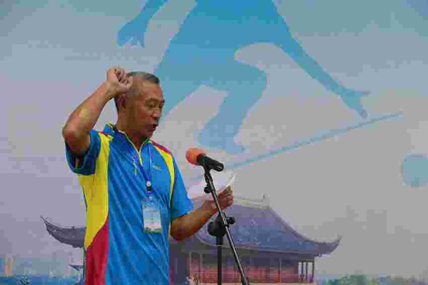 运动员代表杨俊建宣誓